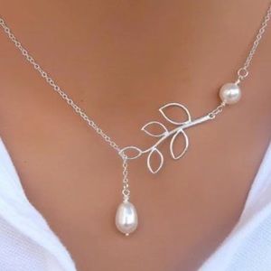 Beautiful Leaf & Pearl Necklace